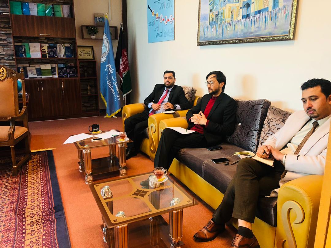 دومین‌ نشست معاونین علمی نهاد های تحصیلی دولتی و خصوصی در بلخ برگزار گردید  بتاریخ ۱۴ دلو ۱۳۹۹ دومین نشست معاونت های علمی تمامی نهادهای تحصیلی اعم از دولتی و خصوصی ولایت بلخ در تالار جلسات معاونیت علمی پوهنتون بلخ برگزار گردید. در این جلسه که با خوش آمد گویی و ابراز امتنان از سوی معاونت علمی پوهنتون بلخ آغاز یافت، نخست پوهندوی احمد رشاد جمالیار معاون علمی پوهنتون بلخ آجندا را به خوانش گرفته و نظریات خود را در زمینه هماهنگی های بیشتر و انتظام بهتر نشست ها ابراز داشت. سپس در مورد مواد شامل آجندا هر یکی پی دیگری مباحثه و مناقشه صورت گرفته به اتفاق آرا موارد زیر تصویب گردید:  ​تصویب ها ۱. جهت تدادم جلسات بگونه ی منظم، تقویم نشست ها تهیه گردیده، در هر دو ماه یکبار جلسه معاونت های علمی طبق تقویم در هفته دوم برج دایر گردد. ۲. برگزاری هر جلسه توسط یکتن از اعضا بگونه ی دوره ی با مشورت معاونت علمی پوهنتون بلخ هماهنگی و میزبانی صورت میگیرد. ۳. جهت هماهنگی بیشتر و پاسخ به موقع پیرامون آمار و احصائيه استادان و دانشجویان هر نهاد تحصیلی در شروع سمستر ارقام را ذریعه ایمیل به آدرس رسمی پوهنتون بلخ ارسال نماید. ۴. راه اندازی برنامه های علمی – پژوهشی مشترک میان تمامی نهادهای تحصیلی در ولایت بلخ در پرنسیب تائید گردید. فیصله بعمل آمد تا اعضای جلسه الی ۱۵ حوت ۱۳۹۹ موضوعات و طرح مشخص خویش را به منظور برگزاری برنامه مشترک سال ۱۴۰۰ ه خ ارائه نمایند. ۵. در راستای برگزاری کنفرانس های سراسری در کشور که از طرف وزارت تحصیلات عالی و حکومت دایر میگردد، نیز در این جلسه معلومات ارائه شد که نهاد خصوصی هر کدام وعده همکاری سپردند. ۶. در پایان جلسه، موضوع تشکیل کمیته نظارت از امور اکادمیک ولایتی که با اشتراک معاون علمی پوهنتون بلخ و روسای نهادهای تحصیلی باید ایجاد گردد به منظور تسهیل از جانب معاونت های علمی یاد آوری گردید.