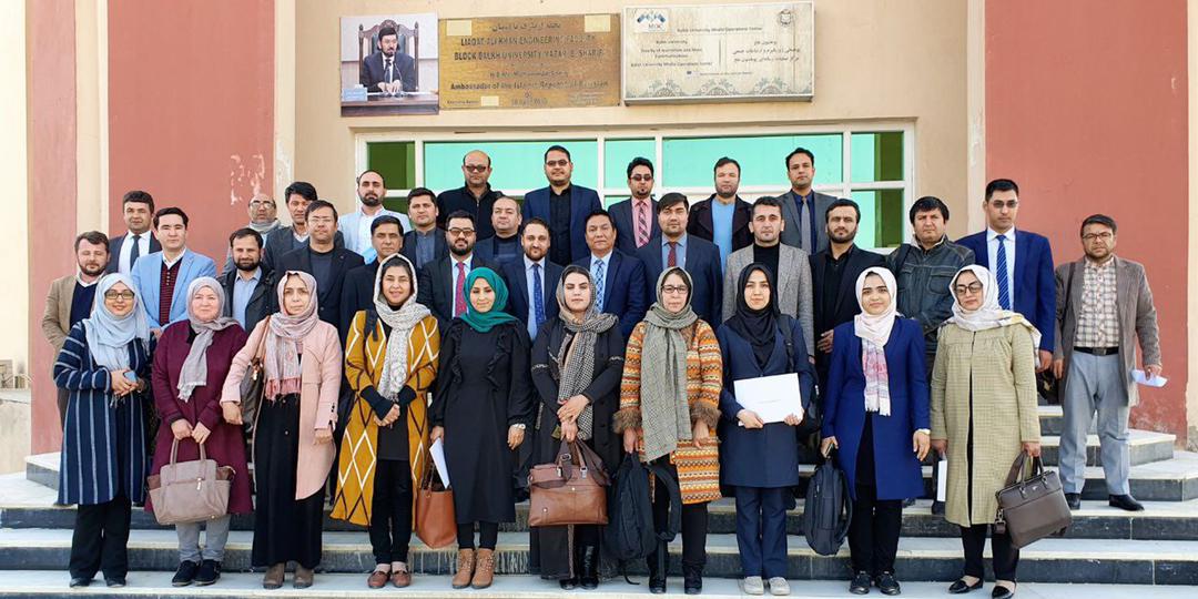 ورکشاپ آموزشی «مقاله نویسی برای ژورنالهای معتبر بین المللی» که از طرف مرکز ملی تحقیقات پالیسی، برای ۳۸ تن از استادان دانشکدههای مختلف پوهنتون بلخ، برگزار گردیده بود، امروز پنجشنبه، ۱۴ حوت ۱۳۹۹، با حضور پوهندوی احمد رشاد جمالیار معاون امور علمی، آمر مرکز تحقیق، تالیف و ترجمه و آمر ارتقای کیفیت پوهنتون بلخ به پایان رسید. در این ورکشاپ که به مدت چهار روز ادامه داشت، موضوعاتی عمده و اساسی در رابطه به نوشتن مقاله در ژورنالهای معتبر بین المللی به معرفی گرفته شد، همچنان استفاده از نرم افزار SPSS نیز بصورت تخصصی به اشتراک کنندهگان آموزش داده شد که از سوی اشتراک کنندهگان مورد استقبال قرار گرفت. هیات رهبری پوهنتون بلخ ضمن قدردانی از پوهنمل اجمل کاکر، ترینر این ورکشاپ، تفاهمنامهای جهت همکاری های دراز مدت با مرکز تحقیقات پالیسی نیز به امضا رساند. ورکشاپ با تفویض تصدیق نامهها برای اشتراک کنندهگان ختم گردید.