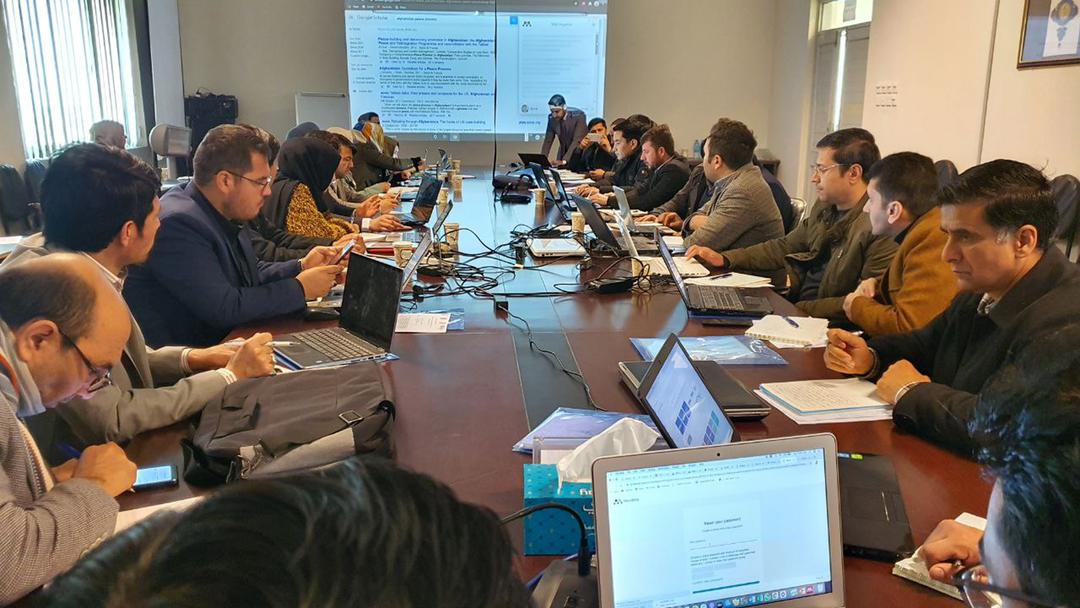 ورکشاپ آموزشی «مقاله نویسی برای ژورنالهای معتبر بین المللی» که از طرف مرکز ملی تحقیقات پالیسی، برای ۳۸ تن از استادان دانشکدههای مختلف پوهنتون بلخ، برگزار گردیده بود، امروز پنجشنبه، ۱۴ حوت ۱۳۹۹، با حضور پوهندوی احمد رشاد جمالیار معاون امور علمی، آمر مرکز تحقیق، تالیف و ترجمه و آمر ارتقای کیفیت پوهنتون بلخ به پایان رسید. در این ورکشاپ که به مدت چهار روز ادامه داشت، موضوعاتی عمده و اساسی در رابطه به نوشتن مقاله در ژورنالهای معتبر بین المللی به معرفی گرفته شد، همچنان استفاده از نرم افزار SPSS نیز بصورت تخصصی به اشتراک کنندهگان آموزش داده شد که از سوی اشتراک کنندهگان مورد استقبال قرار گرفت. هیات رهبری پوهنتون بلخ ضمن قدردانی از پوهنمل اجمل کاکر، ترینر این ورکشاپ، تفاهمنامهای جهت همکاری های دراز مدت با مرکز تحقیقات پالیسی نیز به امضا رساند. ورکشاپ با تفویض تصدیق نامهها برای اشتراک کنندهگان ختم گردید.
